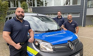 Kismat Akinci (v. l.), Tahsin Kaval und Michael Gans sind für das Ordnungsamt in der Stadt unterwegs. - Dirk Windmöller