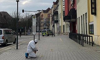 Ein Ermittler sichert die Spuren in Minden. - Patrick Schwemling