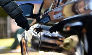 Der Angeklagte zerkratzte und beschädigte zahlreiche Autos in Bielefeld. - picture alliance/dpa