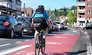 Die Bikelane auf der Artur-Ladebeck-Straße ist bislang einer der wenigen Erfolge aus dem Vertrag mit der Initiative Radentscheid. - Barbara Franke