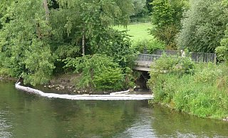 Übel riechendes  Öl am Einlauf des Siekbachs in die Diemel im Juli. Die Feuerwehr hat an der Radweg-Brücke Ölsperren angelegt.  - Hubert Rösel