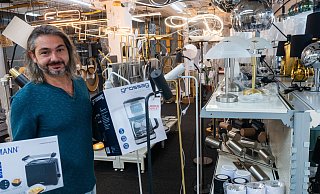 Ab Samstag gibt es im Lampen Outlet Leuchten aller Art und Haushaltsgeräte. Da es sich um Restposten, Retouren oder waren aus Überproduktion handelt, können Cem Yuna und Team günstige Preise bieten. - Ralf Bittner