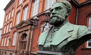 In der Volkshochschule am Möllinger Platz in Höxter ist auch die Musikschule untergebracht. - David Schellenberg