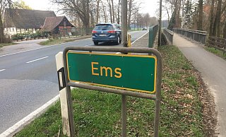 Beide Brücken, sowohl die Straßen- als auch die Rad- und Gehwegbrücke, müssen saniert werden. Der Verkehr wird per Baustellenampel geregelt. - Kreis Gütersloh