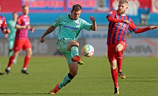 Uwe Hünemeier (l.), der hier gegen Heidenheims Doppeltorschützen Jan-Niklas Beste klärt, war am Samstag der einzige Paderborner, der eine gute Leistung zeigte. - Imago Images