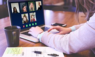Eine Frau kommuniziert per Videotelefonie (Symbolbild). - Pixabay