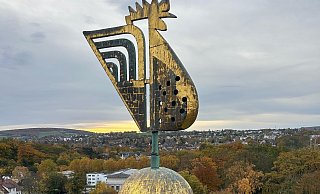 Zum Sonnenaufgang über der Kurstadt thront der Wetterhahn noch auf dem Kirchturm der Auferstehungskirche. - Neue Westfälische