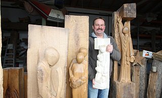 Der Holzbildhauer Andreas Hillebrand arbeitet mit viel Leidenschaft an einer riesengroßen Krippe.  - Uwe Müller