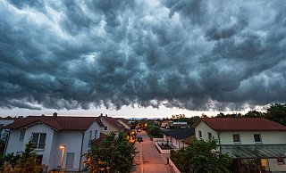 Die Preise für Wohn- und Gewerbeimmobilien sind in diesem Jahr leicht gestiegen. (Archivbild) - Armin Weigel/dpa