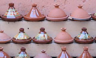 Schön und nützlich? Urlaubskeramik ist als Souvenir beliebt, allerdings können Glasuren und Farben auf Geschirr ein gesundheitliches Risiko bedeuten. - Daniela David/dpa-tmn