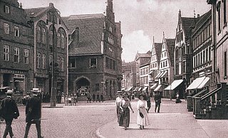 Und noch ein interessantes historisches Foto aus der Bielefelder Innenstadt: Der Alte Markt im Jahr 1900. Besonders spannend: Die Mode dieser Zeit. - Stadtarchiv Bielefeld