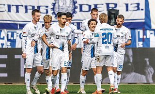 Sebastian Klaas (r, SC Paderborn 07) jubelt mit Teamkollegen nach seinem Treffer zum 1:0. - Andreas Gora/dpa
