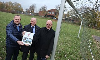 Bad Wünnenbergs Bürgermeister Christoph Rüther (M.) präsentiert den Haushaltsplan auf dem sanierungsbedürftigen Sportgelände am Fürstenberger Schulzentrum mit Kämmerer Friedhelm Wächter (r.) und Bauamtsleiter Sebastian Döring. - Jens Reddeker
