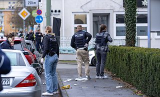 Die Polizei sichert den Tatort in der Bielefelder Innenstadt. An der Kreuzstraße hatte der Bielefelder Arzt Peter Lockowandt zwei verletzte Männer versorgt. - Christian mathiesen