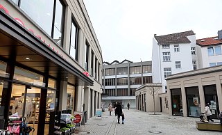 Der Augustinerplatz ist weitgehend schmucklos. Hier könnten ein Lichterhimmel und eine Fassadenbegrünung helfen. Das H&M-Gebäude könnte vor- und während des Umbaus künstlerisch gestaltet werden. - Frank-Michael Kiel-Steinkamp