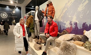 Warme Daunen – natürlich aus nachhaltigen Materialien – für die Saison Herbst/Winter 2023 zeigen Lena und Julius Brinkmann im Bugatti-Showroom in Düsseldorf. Üppige Kapuzen, Rautenstepp oder klassischer Stepp setzen ein winterliches Statement. - Frank-Michael Kiel-Steinkamp