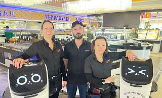 Die Service-Kräfte Claudia Peter (v.l.), Munir Semo und Truona Ngoc Nga mit ihren beiden elektronischen Kollegen im Herforder Restaurant Gourmet-World. Besonders bei den jungen Gästen sind die Service-Roboter mit den süßen, katzenähnlichen Gesichtern beliebt. - Natalie Gottwald