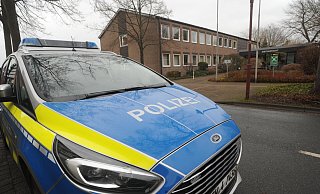 Die Polizei hatte am Dienstag das Rahdener Amtsgericht im Blick. Im Gericht musste sich Matthäus Westfal wegen der Vorwürfe des Aufrufs zu Straftaten, Beleidigung und der Verwendung von Kennzeichen verfassungsfeindlicher Organisationen verantworten. - Joern Spreen-Ledebur