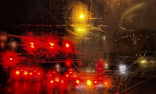 Beschlagene Autoscheiben entstehen häufig durch feuchte Luft im Innenraum: Heizung und Klimaanlage helfen, die Feuchtigkeit zu reduzieren. - Zacharie Scheurer/dpa-tmn