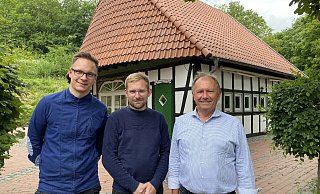 Freuen sich auf erste Gäste: Moritz Weber (v. l.). Friedrich Büntemeyer und Uwe Krabbe im Biergarten der "Wittekindsquelle". - Nicole Sielermann