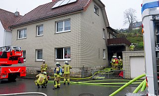 Bei einem Brand in einer Erdgeschosswohnung eines Mehrfamilienhauses an der Hüttenstraße in Altenbeken brannte ein Zimmer vollständig aus. - Ralph Meyer