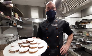 Guten Appetit: Sascha Mitschka von der Konditorei 16 hat in der Küche des Restaurants „Die Bank“ seine Weihnachtsplätzchen gezaubert. - Gregor Winkler