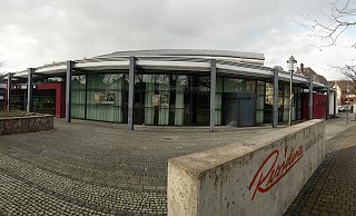 Auch die Höxteraner Stadthalle wird bei der bundesweiten Aktion "Night of Light" in rotem Licht erstrahlen. - David Schellenberg