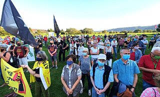 Abstand halten hieß es bei der Demonstration auf dem Sportplatz hinter der Stadthalle gegen das geplante Atommüll-Zwischenlager in Würgassen. - Thomas Kube