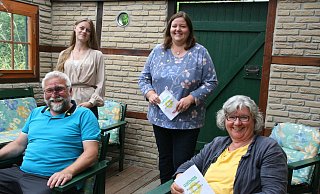 Jürgen Hachmeister und Birgit Kampmann (vorne) sowie Anna-Lena Weiss (hinten, links) und Christiane Frevert erläutern das grüne Wahlprogramm. Es definiert den Klimaschutz als zentrale Querschnittsaufgabe. - KNUT DINTER