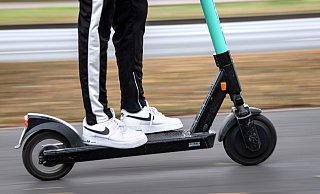 Türkis: Elektro-Tretroller der Firma "Tier" finden sich inzwischen in vielen Städten. - Picture Alliance