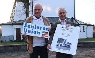 Klaus-Jürgen Streck (l.) und Siegfried Kosubek stellen das neue Halbjahresprogramm der Senioren-Union vor. Foto: Sigurd Gringel - Sigurd Gringel