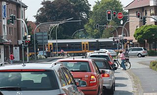 Rückstau: Auf der Holter Straße staut sich der Verkehr bei geschlossener Schranke. Die Deutsche Bahn sieht keine Verbesserungsmöglichkeiten. Die Stadt hat zumindest die Ampelanlage optimieren lassen, so das nicht mehr alle Seiten stehen. - Patrick Herrmann