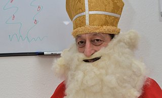 Thomas Rollmann hat das Bischofsgewand, die Mitra und den weißen Bart angezogen. - Karin Prignitz