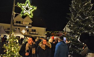 Der Weihnachtsmarkt im Schloß Holter Ortszentrum, hier ein Foto vom Dezember, stand lange auf der Kippe. Jetzt scheinen die Differenzen beigelegt. - Karin Prignitz