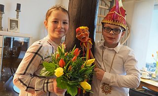 „Mer stonn im Karneval ganz fest zesamme“, demonstrieren Prinzessin Jana und Prinz Lennart an den Eichenstamm gelehnt. - Josef Köhne