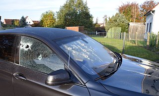 In Spenge hat eine Unbekannte oder ein Unbekannter nachts 14 Mal auf einen am Fahrbahnrand abgestellten BMW geschossen.  - Foto: Kreispolizei Herford