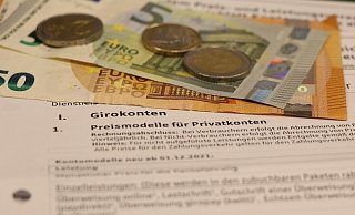Das kostenlose Girokonto gibt es nur nur noch selten, die Kunden müssen dafür Gebühren bezahlen. - Holger Kosbab