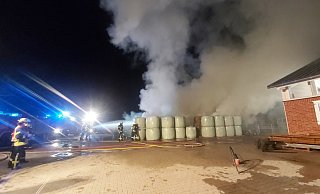 Der Brand auf dem Gestüt in Kirchlengern führte zu einem Großeinsatz der Feuerwehr. Die Polizei hat einen Verdächtigen festgenommen. - Florian Weyand