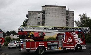 Auch wenn sie in den fünften Stock mussten, so hatten die Einsatzkräfte den Küchenbrand im Mehrfamilienhaus im Ulmenweg schnell unter Kontrolle. - Torsten Wegener