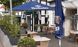 In der Gastronomie, wie hier in der Bünder Innenstadt, gelten weiterhin strenge Regeln. Die Angabe persönlicher Daten gehört dazu. - Gregor Winkler