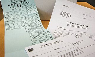 Am 13. September wird der neue Stadtrat und der Bürgermeister gewählt. Wahlberechtigt sind knapp 22.000 Bürger ab 16 Jahren. Das Foto zeigt Wahlunterlagen der Bundestagswahl 2017. - Birgit Guhlke