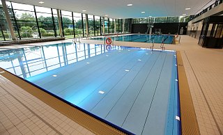 Das Gütersloher Nordbad ist in Ausstattung und seiner großen Fensterfassade ein Vorbild für den Neubau des Sennebades in Hövelhof. - Patrick Menzel