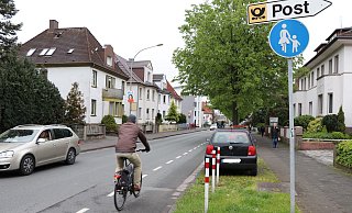 Auf dem Schutzstreifen an der Riemekestraße sind Radler gut unterwegs. Aber das ist nicht überall in Paderborn so. - Holger Kosbab Auf dem Schutzstreifen an der Riemekestraße sind Radler gut unterwegs. Aber das ist nicht überall in Paderborn so. - Holger Kosbab