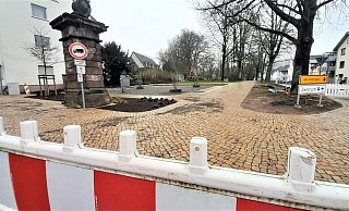 Am Denkmal Ecke Corbiestraße/Roonstraße soll ein Lesegarten entstehen – Fußgänger müssen noch vorsichtig sein. - Simone Flörke