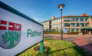 Die Bürger entscheiden am 13. September, wer als Bürgermeister an die Verwaltungsspitze im Rathaus rückt. So viele Kandidaten wie diesmal hat es noch nie in Schloß Holte-Stukenbrock gegeben. In Corona-Zeiten haben die es aber schwer, ihre Standpunkte an die Bürger zu tragen. - Besim Mazhiqi