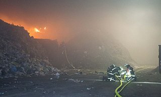 Die Wehr löschte den Brand von drei Seiten aus. - Christian Mathiesen