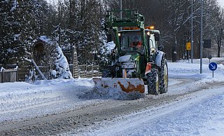 Ein Räumfahrzeug schafft Platz auf der Oberen Talstraße. - Yvonne Gottschlich