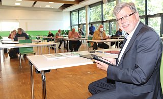 Bürgermeister Gerhard Schemmel leitet seine letzte Ratssitzung der Wahlperiode 2014 bis 2020 in der Aula/Mensa des Schulzentrums Leopoldshöhe. - Birgit Guhlke
