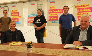 Julius Hachmeister (v. l.), Bürgermeisterkandidat Ulrich Meier zu Evenhausen, Matthias Krüger, Sven Meier zu Evenhausen, Hermann Graf von der Schulenburg stehen auf den vorderen Plätzen der FDP-Reserveliste und wollen ein Ratsmandat. - Birgit Guhlke