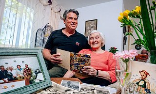 Martin Peitzmeier und Hildegard Danielsmeier (92) haben alte Fotos und Briefe rausgekramt und schwelgen in Erinnerungen. - Besim Mazhiqi